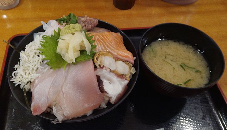 海鮮10種丼(880円)