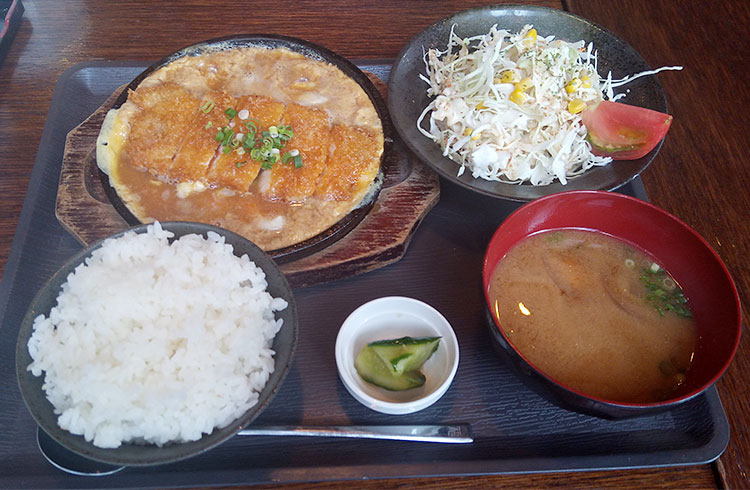 かつとじ煮定食(700円)