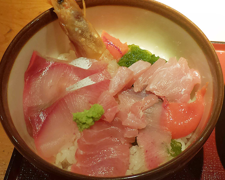 海鮮五種丼と鮮魚あら汁(950円)